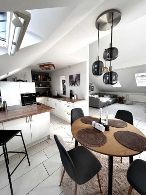 Exklusive, sanierte 5-Raum-DG-Wohnung mit Balkon und Einbauküche in Abensberg