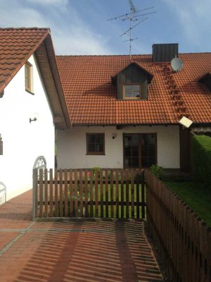 Preiswertes und modernisiertes 4,5 Zimmer Dhh zur Miete in Oberappersdorf