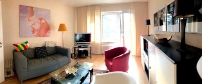 Einziehen und wohlfühen: Stilvoll möblierte 2,5-Raum-Wohnung mit Balkon, Parkplatz und EBK