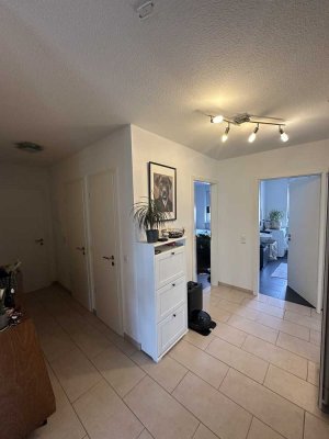 Moderne 2,5-Zimmer-Wohnung mit Balkon, Einbauküche & zwei Tiefgaragenstellplätzen –Nähe Landauer Zoo