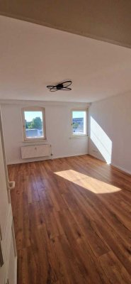 Lichtdurchflutete 2-Zimmer-Wohnung mit Einbauküche & Balkon ins Grüne
