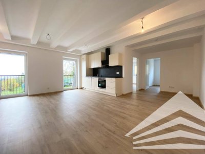 Traumhafte Neubau-Wohnung mit Küche &amp; Balkon in wunderschönem Vierkanthof