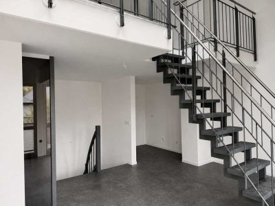 Hochwertige 3-Raum Maisonette-Wohnung auf drei Ebenen mit zwei Balkonen + zwei Bäder & Stellplatz