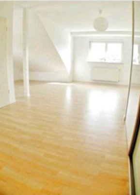 Schöne,  gemütliche, helle Dachgeschoss-Wohnung