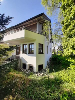 Geräumige 3,5-Zimmer-Wohnung im grünen mit Bergblick, 2 Zimmer mit Gallerien und ein großer Dachbode