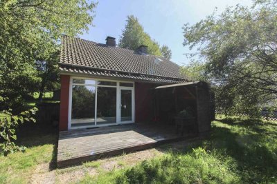 Familienfreundliches Einfamilienhaus mit großem Grundstück und ausgebautem Dachgeschoss in Neuhaus