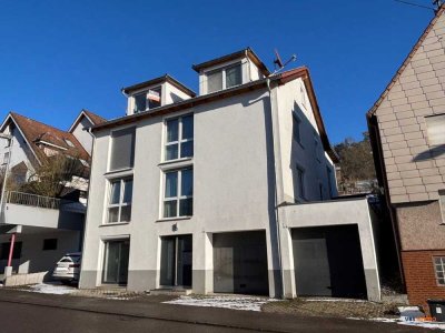 Individuelle 3-Zimmer-Dachgeschoss-Wohnung mit Hobbyraum und Garage