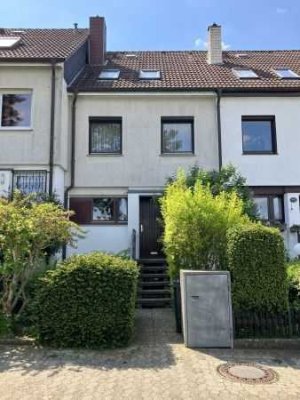 *Hi.-Bockfeld* RMH mit neuer Heizung, Terrasse und Garten.
