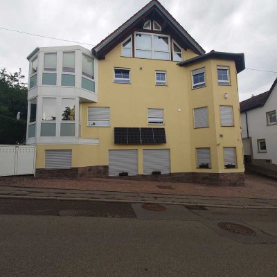 Schöne 4,5-Zimmer-Terrassenwohnung mit gehobener Innenausstattung mit Balkon und EBK in Simmozheim