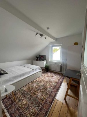 Möblierte  Wohnung mit zwei Räumen und EBK in Düsseldorf