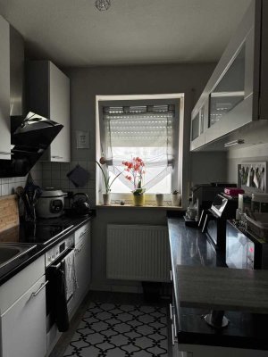 500 € - 54 m² - 2.0 Zi. Erdgeschoss mit Gartenanteil. Küche mit Elektrogeräten inkl. Bz. mit Fenster