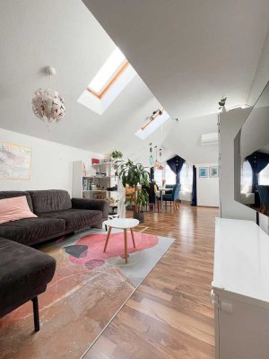 Gepflegte 4-Raum-DG-Wohnung mit Balkon und Einbauküche in Friedrichsdorf