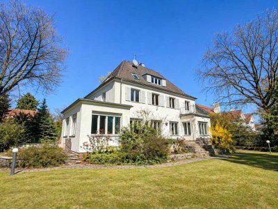 Denkmalgeschützte Villa der 1930er Jahre auf parkähnlichem Grundstück in Bestlage von Fürth-Dambach