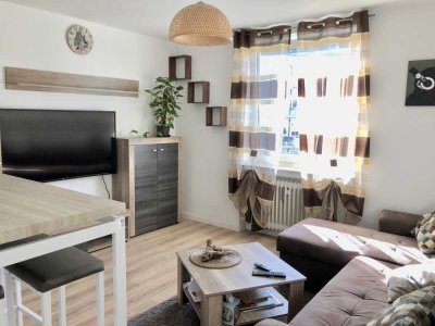 Komplett möblierte 2 Zimmer Wohnung: Zentral, hell, ruhig und renoviert mit Einbauküche und TV!!
