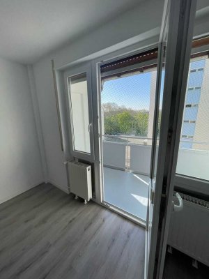 frisch renovierte 2 Zimmerwohnung mit Balkon und Garage