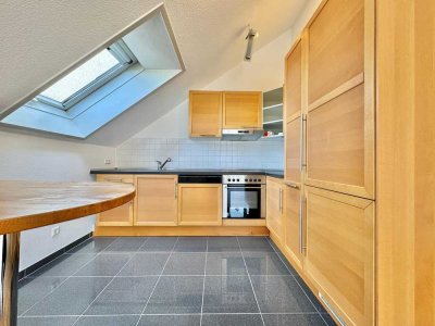 Schöne und gepflegte 2-Zimmer-Penthouse-Wohnung mit Balkon und EBK in Bietigheim-Bissingen