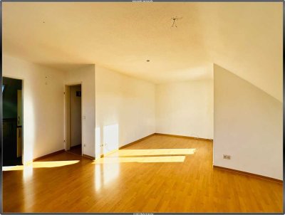 4 ZI. DG WOHNUNG MIT EBK - 2 BALKONEN + GARAGE UND STELLPLATZ