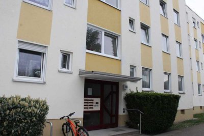 Haunstetten: Erstbezug nach Sanierung - Lichtdurchflutete 4-Zimmer Wohnung mit Balkon