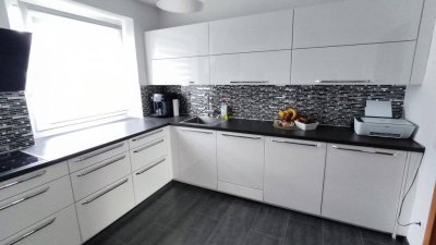 Neuer Preis!!! Renovierte 3-Zimmerwohnung mit hochwertige DAN-Küche