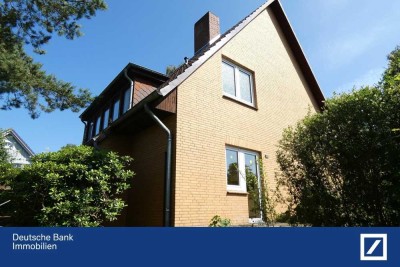 Zeitlose 70er-Jahre-Architektur – Familienidyll im Grünen