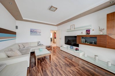 ** Schöne,helle, 3 Zimmerwohnung mit 2 Pkw Abstellplätzen **