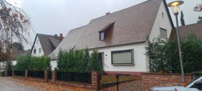 Vollmöbilierte Villa mit sieben Zimmern und Einbauküche in Edingen-Neckarhausen