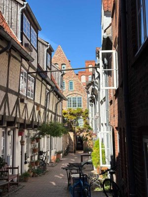 Historisches Ganghaus mit sonniger Hofterrasse in einem der schönsten Gänge der Lübecker Altstadt