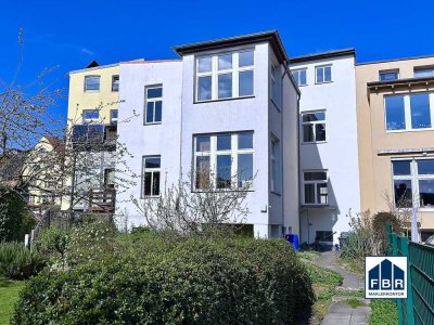 Zwei zusammengelegte Wohnungen mit Veranda und Einbauküche