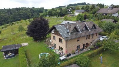 Besonders groß und solide gebaut: Landhaus mit 3 Wohnungen und PV-Anlage