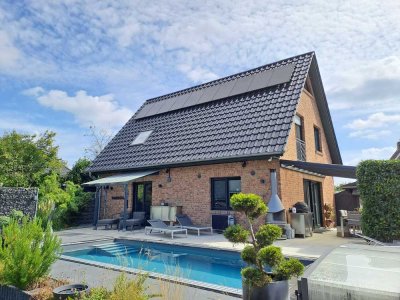 hochwertiges 4-Zimmer-Einfamilienhaus (KfW 70) mit PV-Anlage, Außenpool und Doppelcarport