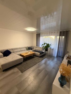 Helle und modernisierte 3-Zimmer-Wohnung mit Balkon, Küche und Stellplatz