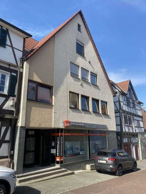 Voll vermietetes Mehrfamilienhaus mit Gewerbeeinheit, großzügigen Nebenflächen und Ausbaureserve