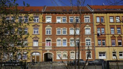 ERSTBEZUG NACH RENOVIERUNG !!! Gemütliche Dachgeschoss-Wohnung auf Mietersuche !!!