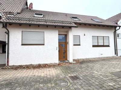 Einfamilienhaus mit 5 Zimmern und Doppel-Garage / Großer Garten / Freisitz