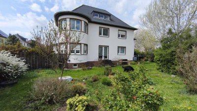 Freistehende Architekten-Villa mit außergewöhnlicher Substanz — sofort verfügbar