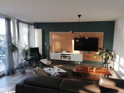 Neuwertige helle Wohnung mit drei Zimmern Balkon und Stellplatz