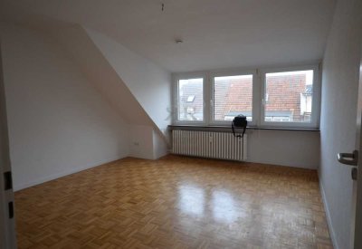 Sportliche Mieter für die 4. Etage gesucht! Gut geschnittene DG-Wohnung in Krefeld-City.