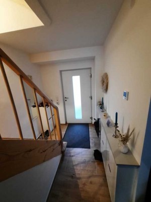 Modernisiertes Reihenmittelhaus mit Garten, PV-Anlage & Garage – zentral & familienfreundlich