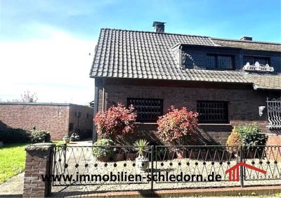 Sanierungsbedürftige Doppelhaushälfe mit Garten und Garage in Oberhausen-Sterkrade