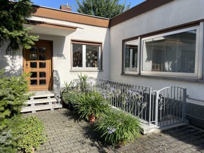 Günstige Gelegenheit: Flachdach Bungalow auf großzügigem Grundstück mit 3 Garagen