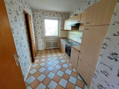 Gut geschnittene 2,5 Zimmer-Wohnung mit Balkon !