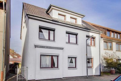 Großzügiges Zwei-/Dreifamilienhaus mit gedämmter Fassade und erneuertem Dach in Bremen-Blumenthal