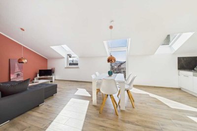 Stilvolle 2-Zimmer-Dachgeschosswohnung mit EBK, Balkon und Carport in Neckartenzlingen