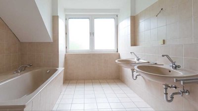 Schöne und modernisierte 7-Raum-Maisonette-Wohnung mit geh. Innenausstattung mit Balkon und EBK
