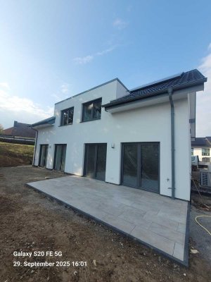 Haus NEUBAU Erstbezug Doppelhaushälfte Baujahr 2025 KFW40