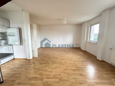 2-Zimmer-Wohnung mit offener Wohnküche, Bad mit Wanne in Renovierung