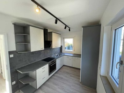 Neu renovierte 3-Zimmer-EG-Wohnung mit eigenem Garten und Terrasse, EBK sowie Garage in bester Lage