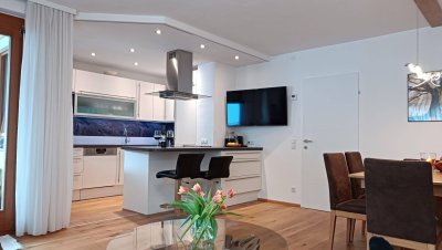 Neuwertige drei Zimmer Wohnung mit Loggia, Einbauküche, Kellerabteil und Tiefgaragenparkplatz in Rif - Hallein