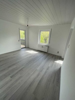 Erstbezug nach Sanierung mit Balkon: Ansprechende 3-Raum-EG-Wohnung in Leun