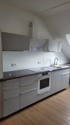Stilvolle 3-Raum-Dachgeschosswohnung mit Balkon und EBK in Düsseldorf